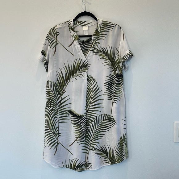 H&M Dresses & Skirts - H&M White & Green Palm Leaves Dress - Size US 2 - V-Neck - (Fits like L-XL)